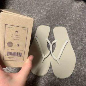 Rothy’s coconut flops